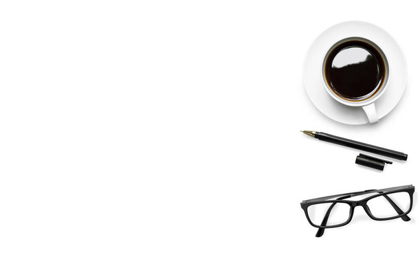 šálek kávy, brýle a pero na bílém pozadí  - Fotografie, Obrázek