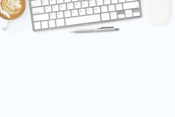 コンピュータキーボード、マウス、ラテ、コーヒー、ペン付きのホワイト最小限のオフィスデスクテーブル。コピースペース、フラットレイ付きのトップビュー. - 写真・画像