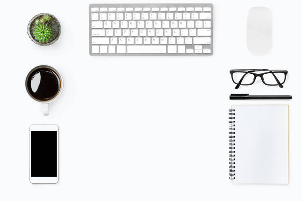Mesa de escritório branca com smartphone branco com tela em branco, notebook, laptop e suprimentos
. - Foto, Imagem
