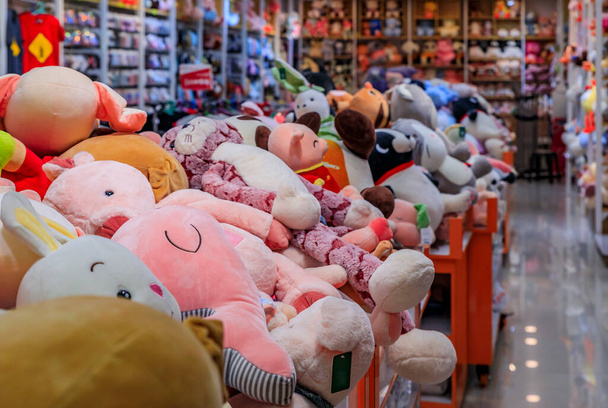 Velké měkké plyšové hračky v přihrádkách a na policích na prodej v hračkářství v čínské čtvrti Singapore - Fotografie, Obrázek