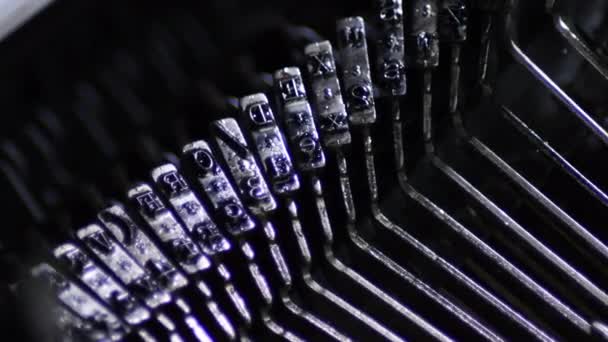 Πληκτρολόγια που κινούνται και γράφονται σε μια παλιά γραφομηχανή - Πλάνα, βίντεο