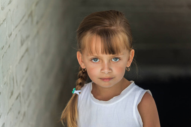 Closeup portrait of a pretty little girl in white dress - Foto, Imagem