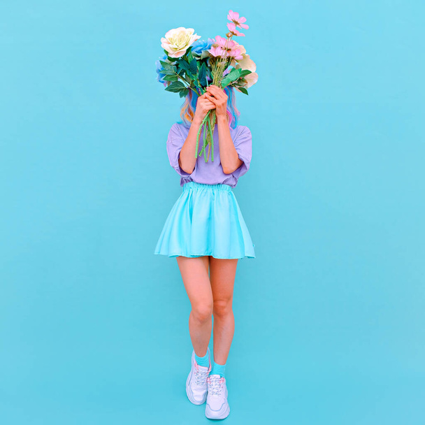 花束を持つ夏のファッションの女の子。ロマンチックな花を咲かせます。バニラモノクロームのデザイントレンド - 写真・画像