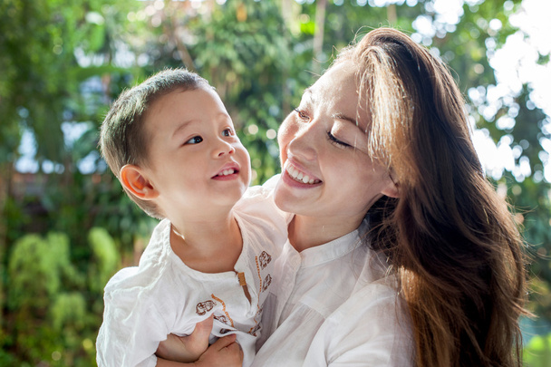 Азиатский ребенок и мать
 - Фото, изображение