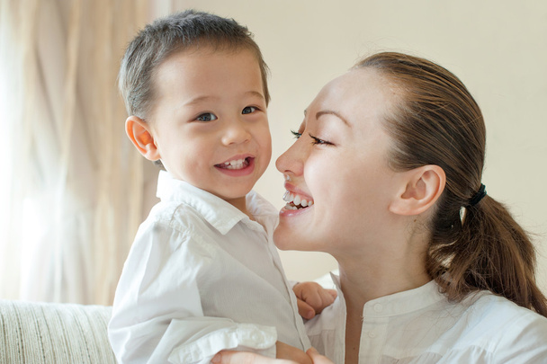 Aziatische moeder met zoon - Foto, afbeelding