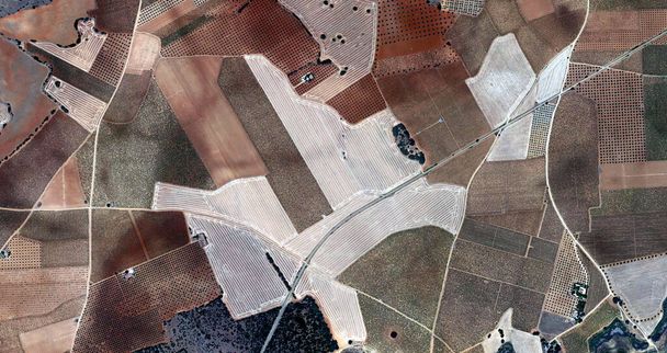 zmienna geometria, hołd dla Picassa, abstrakcyjna fotografia pól hiszpańskich z powietrza, widok z lotu ptaka, reprezentacja ludzkich obozów pracy, abstrakcyjny ekspresjonizm, abstrakcyjny naturalizm, - Zdjęcie, obraz