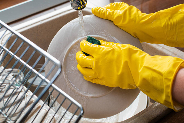 Изображение женщины средних лет моет посуду. - Фото, изображение