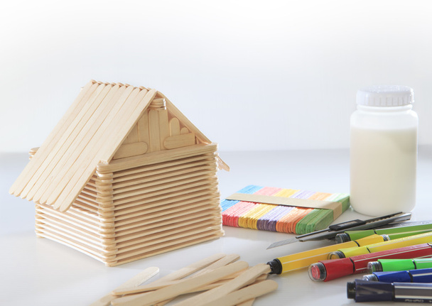 Maison en bois de popsicle sur fond blanc utilisation pour enfant
 - Photo, image