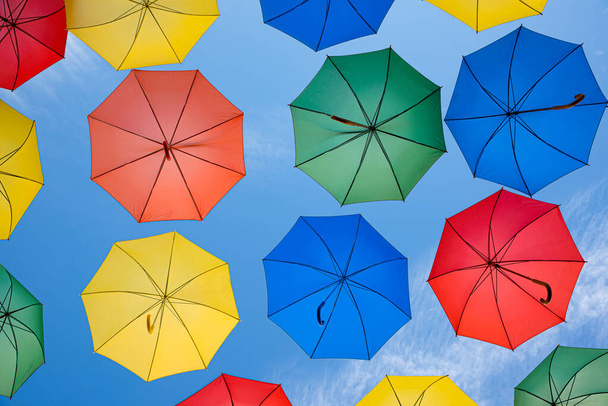 Paraguas flotando en el cielo con mucho color
 - Foto, Imagen