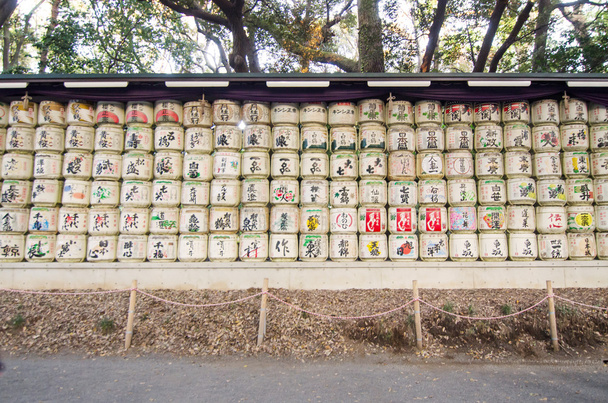 бочки саке (nihonshu), подаровані Мейдзі даху shrine tok - Фото, зображення