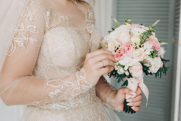 Wedding image and a bridal bouquet with red flowers - Zdjęcie, obraz