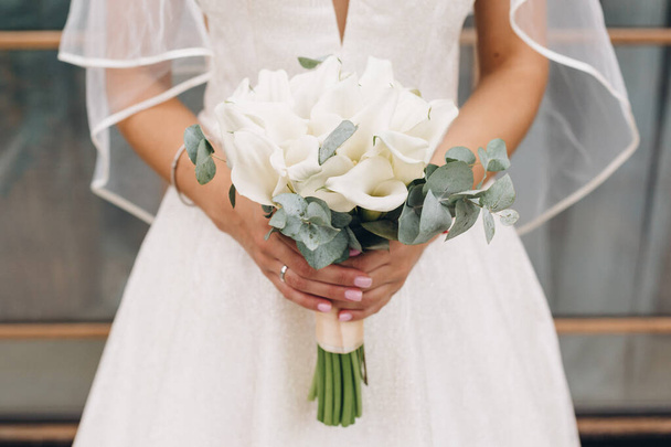 Wedding image and a bridal bouquet with red flowers - Φωτογραφία, εικόνα