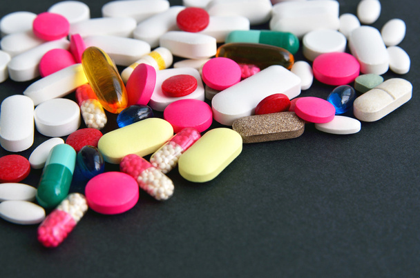 Comprimidos coloridos variados e cápsulas
 - Foto, Imagem