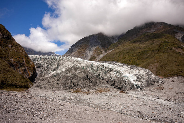 Új-Zéland déli szigetén a gleccserek olyan kőzetdarabokkal vannak keverve, amelyek szürkés színt adnak nekik.. - Fotó, kép