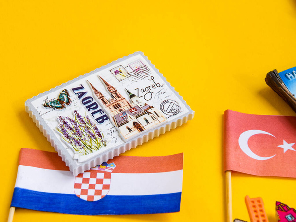 Η Κροατία ταξιδιωτική ιδέα, σημαία και μαγνήτης από το Ζάγκρεμπ σε παγκόσμιο χάρτη με καρφίτσα - Φωτογραφία, εικόνα