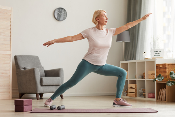 Donna che fa yoga a casa - Foto, immagini