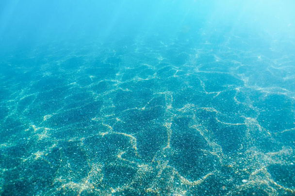 Essere sott'acqua. Mare Egeo pulito. Natura sull'isola Santorini, Cicladi, Grecia
 - Foto, immagini