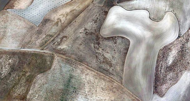 Owczarek, hołd dla Picassa, abstrakcyjna fotografia pól hiszpańskich z powietrza, widok z lotu ptaka, reprezentacja ludzkich obozów pracy, abstrakcyjny ekspresjonizm, abstrakcyjny naturalizm, - Zdjęcie, obraz