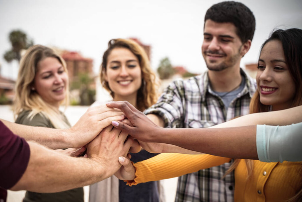 Mladí lidé dávají ruce k sobě. Přátelé s hromadou rukou ukazující jednotu a týmovou práci. Obrázek - Fotografie, Obrázek