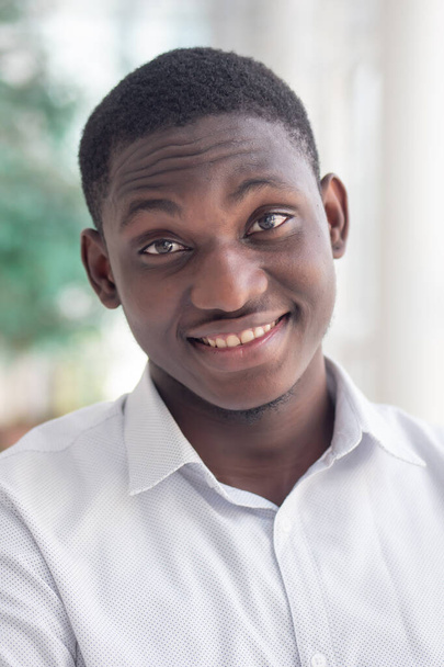 Feliz hombre negro africano sonriente; retrato de hombre negro africano amistoso optimista con expresión de cara sonriente positiva
 - Foto, imagen