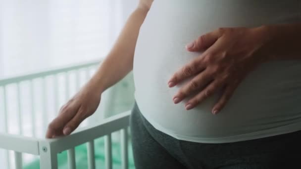 Close-up video van zwangere vrouw met gevorderde zwangere buik. Opgenomen met RED helium camera in 8K   - Video