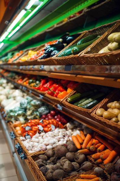 Βιτρίνα με φρέσκα φρούτα και λαχανικά στο μανάβικο, κανείς. Επιλογή βιολογικών τροφίμων στην αγορά, συλλογή σούπερ μάρκετ στο ράφι - Φωτογραφία, εικόνα