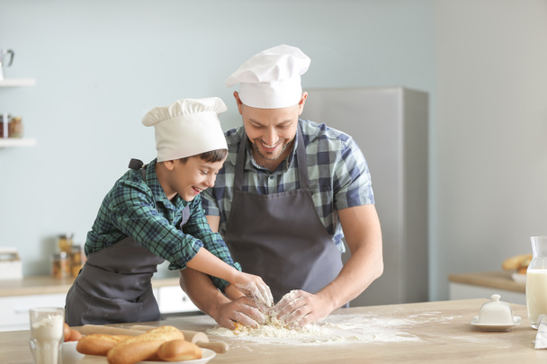 Vater und kleiner Sohn kochen in Küche - Foto, Bild