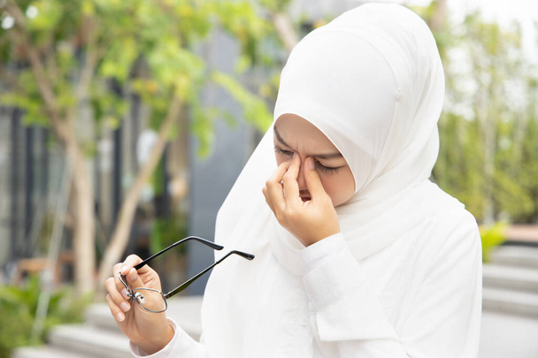 женщина, страдающая от плохого зрения; портрет исламской мусульманки с проблемами со зрением или плохо размытым глазом, держащей очки, концепцию зрения или нарушения зрения; азиатская мусульманская модель
 - Фото, изображение