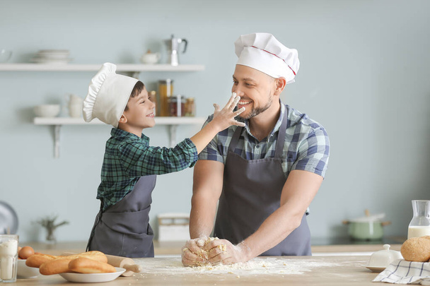 Padre y su hijito cocinando en la cocina
 - Foto, imagen