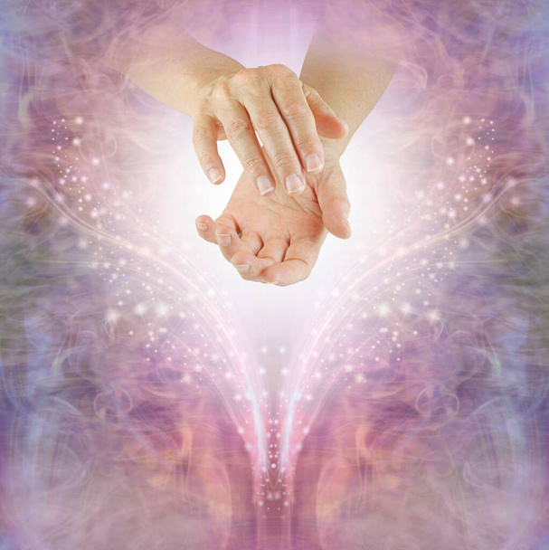 Küldés szép szív gyógyító energia - női kéz körül csillogó csillogás éteri varázslatos rózsaszín női háttér másolási tér - Fotó, kép