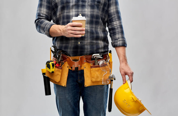 constructor masculino con café, casco y herramientas de trabajo
 - Foto, imagen