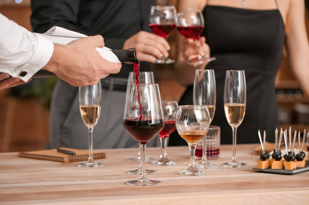 Gente degustando vino en el restaurante, primer plano
 - Foto, Imagen