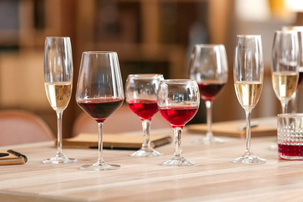 Stůl pro degustaci vín v restauraci - Fotografie, Obrázek