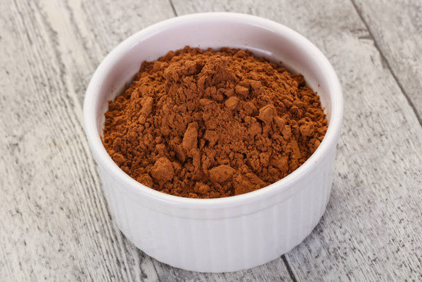 Cacao in polvere nella ciotola - pronto per la cottura - Foto, immagini
