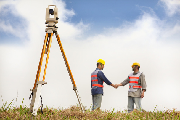 dvě surveyor inženýři handshaking na hřišti - Fotografie, Obrázek