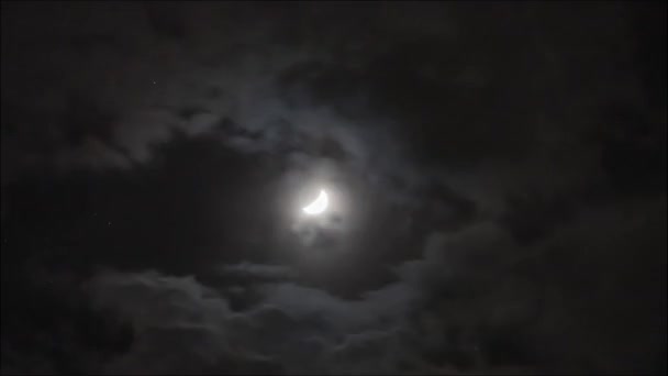 Čas se krátí: měsíc svítí mraky na temné noční obloze. 4K - Záběry, video