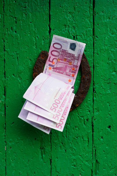 Stare podkowy i pieniądze euro - Zdjęcie, obraz