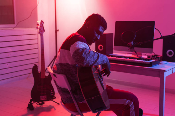 Музыкант и создание музыкальной концепции - африканский американский продюсер, работающий в студии звукозаписи
. - Фото, изображение