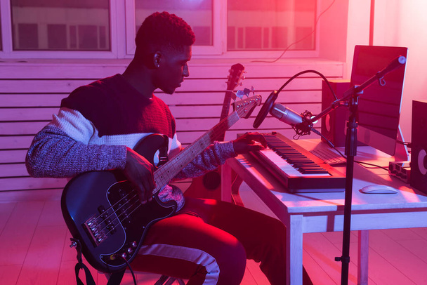 Músico e fazendo conceito de música - produtor de som masculino afro-americano trabalhando em estúdio de gravação
. - Foto, Imagem