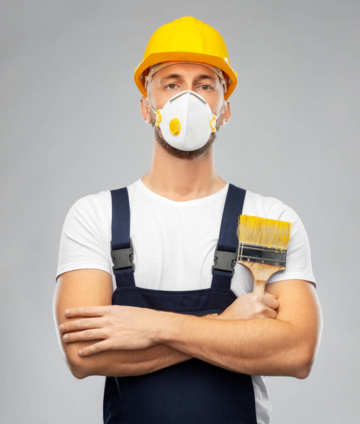 male worker or builder in helmet and respirator - Foto, imagen