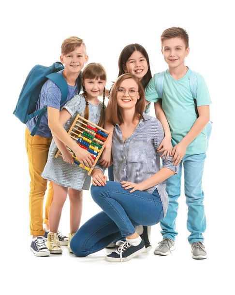 Kleine leerlingen met wiskundeleraar op witte achtergrond - Foto, afbeelding