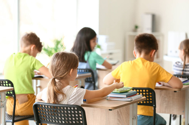 Crianças durante aula de matemática em sala de aula
 - Foto, Imagem