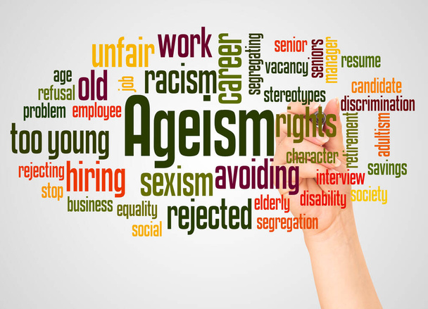 Ageism Wort Wolke und Hand mit Marker-Konzept auf weißem Hintergrund - Foto, Bild