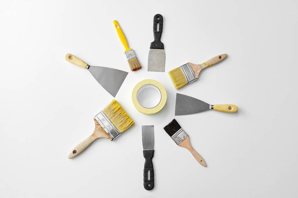 different size paint brushes and putty knives - Fotografie, Obrázek