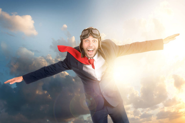 Бизнесмен в летных очках, летающих в небе
 - Фото, изображение