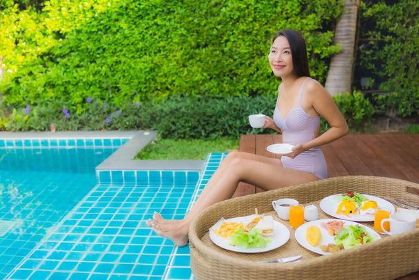 Portré fiatal ázsiai nő boldog mosoly élvezze úszó reggeli tálca medence hotel üdülőhely - Fotó, kép