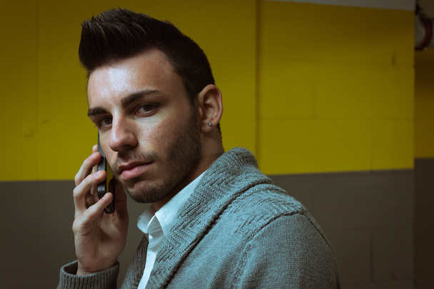 Portrait of a handsome young man talking on phone - Foto, afbeelding