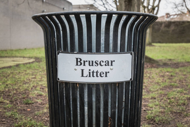 Papelera de basura Bruscar en un parque público en Irlanda cerca de Dublín - Foto, imagen