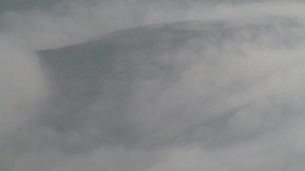 Cinematic 8K 7680x4320.Wspaniałe zjawisko meteorologiczne.Pływające chmury wodospadu występują bardzo rzadko. Foggy składa się z widocznych kropel wody chmury zawieszone w powietrzu.Mgła tocząca się.Dolina bieżący przepływ wzgórze zbocze zbocza bariera górska. - Materiał filmowy, wideo