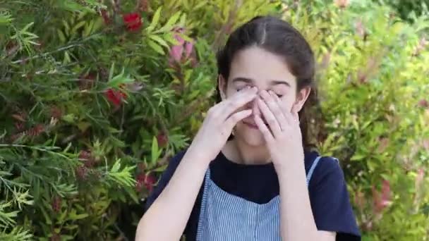 Alergie nemocný dívka mnul její svědící oči v parku - Záběry, video